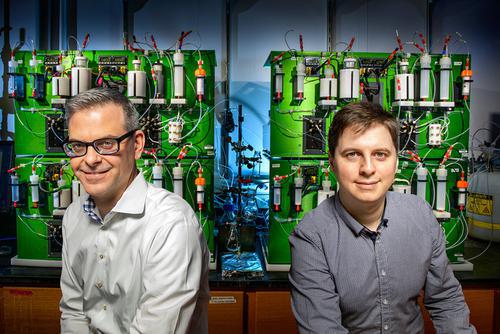 伊利诺伊大学科学家开发新化学“积木”快速自组3D分子“战车”