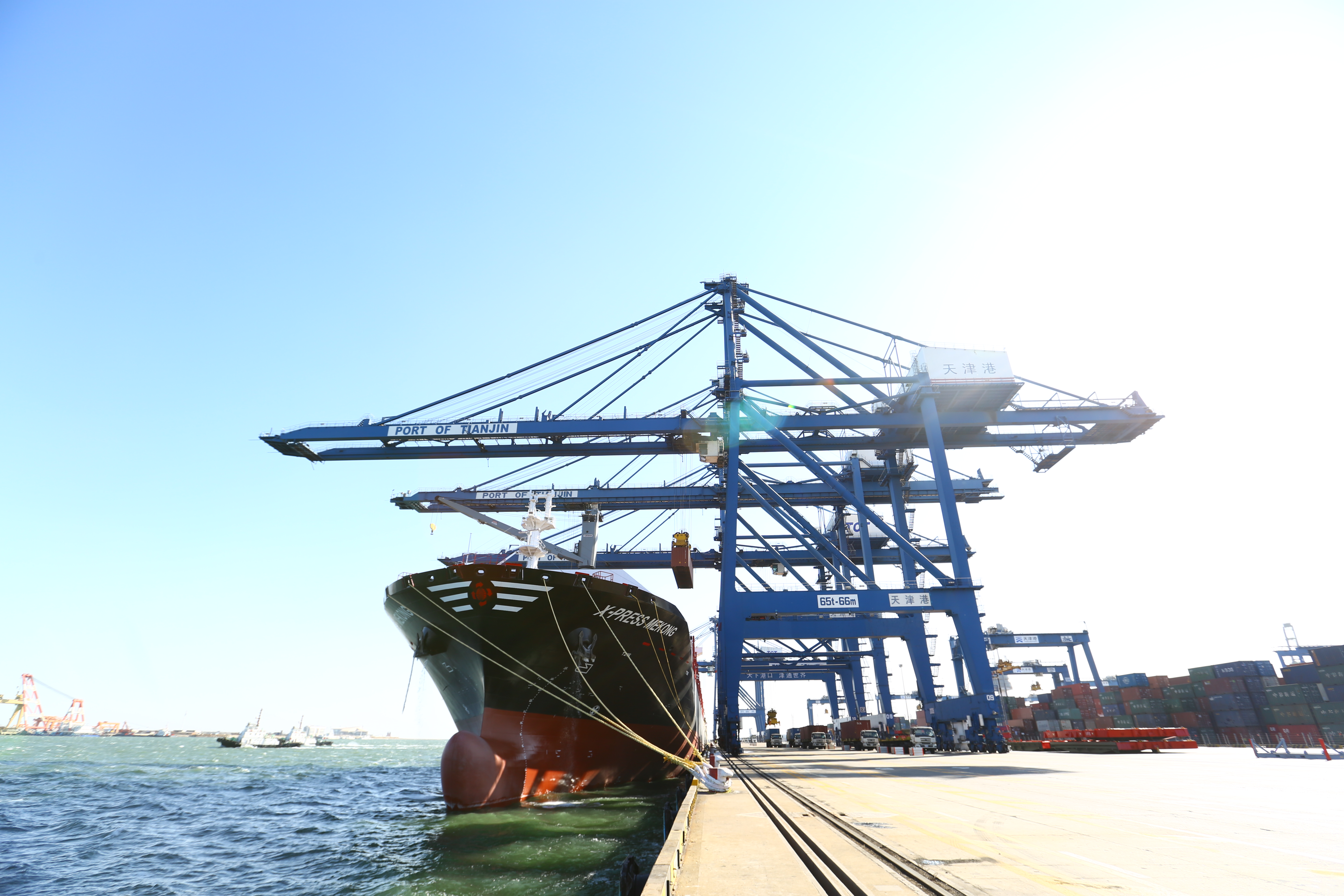 正文 1月29日,随着"永康"轮在天津港集装箱公司码头离泊,天津港集团