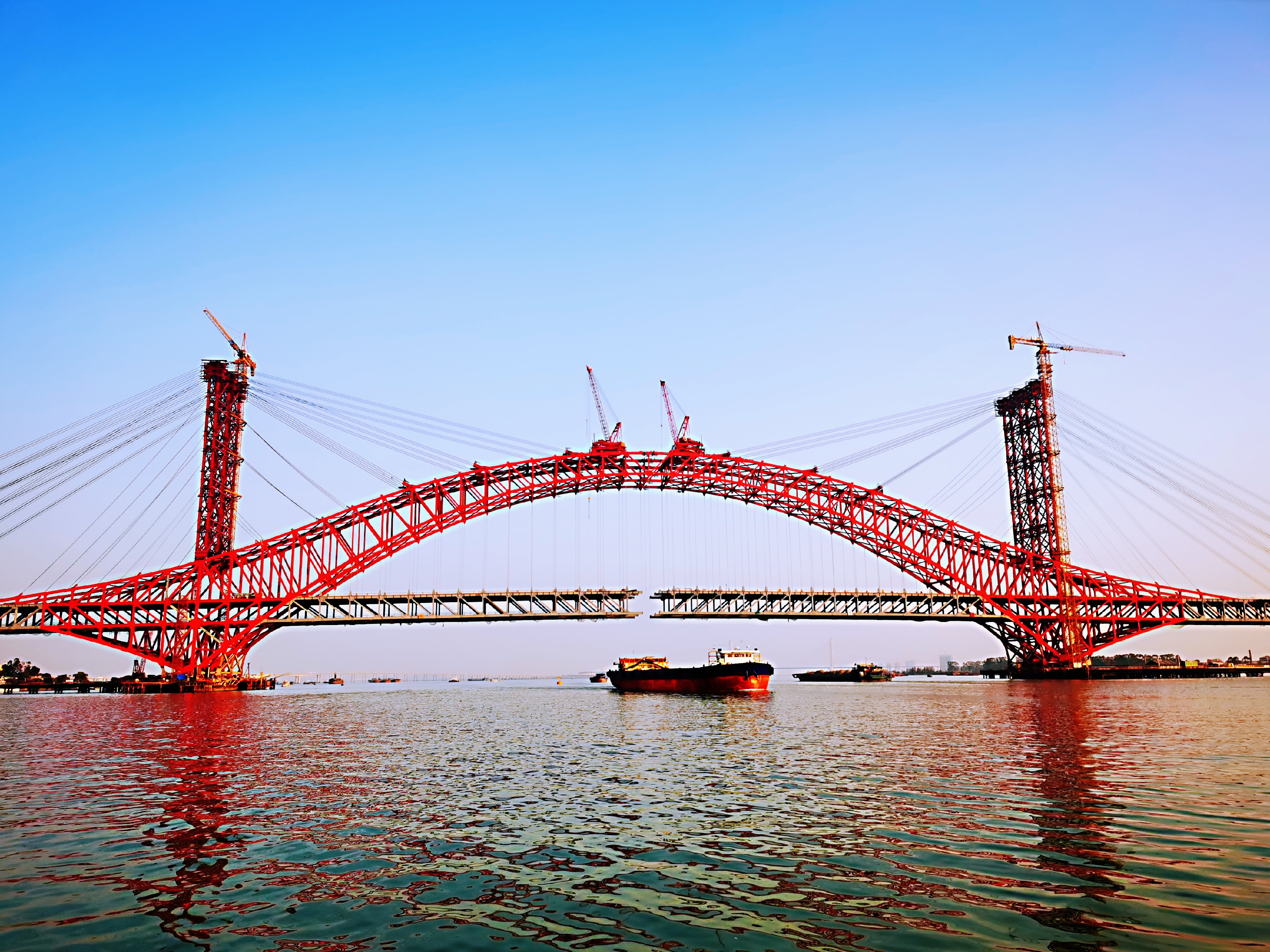 广州南沙明珠湾大桥主桥合龙!创"三主桁钢桁拱双层桥"